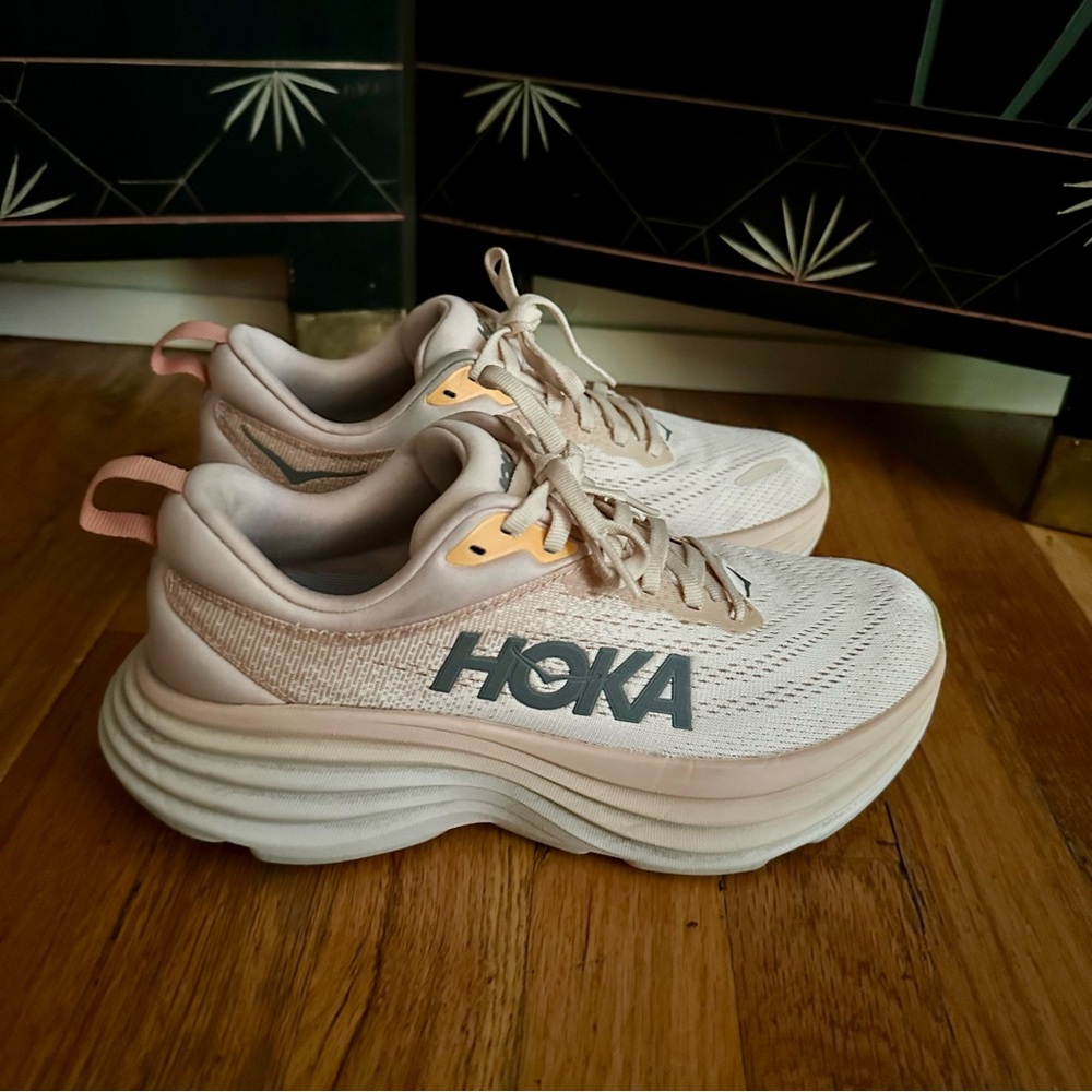 Hoka Bondi 8 in Vanilla Cream Size 6.5B